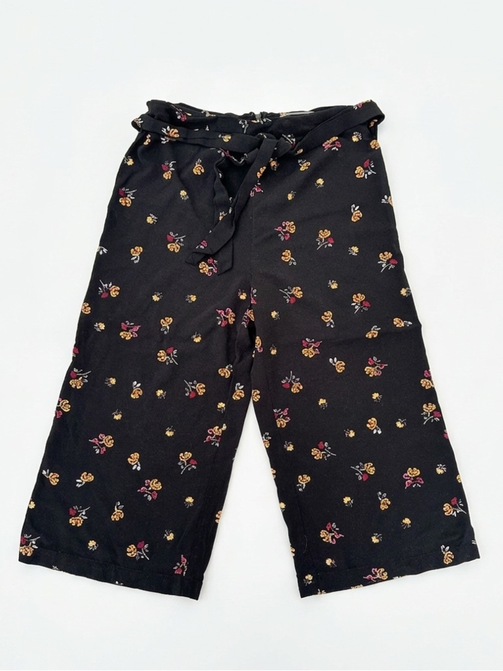 🟡CLEARANCE Le Chateau Floral Black Front Tie Waist Flowy Crop Wide Leg Pant